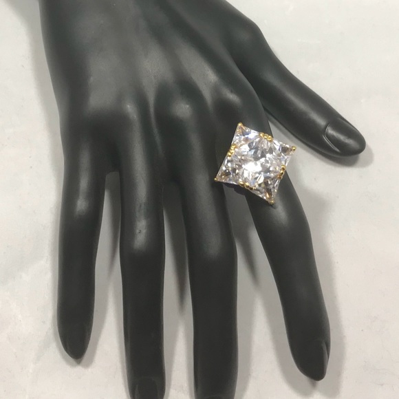 🌟HUGE SALE🌟 Cubic Zirconia cocktail ring NWOT - Picture 2 of 6
